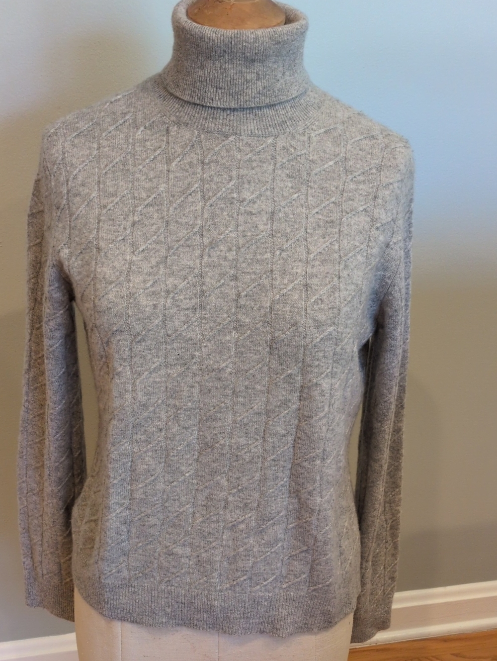 Wendy B Cashmere Women's Light Gray Cable Turtleneck Sweater Medium